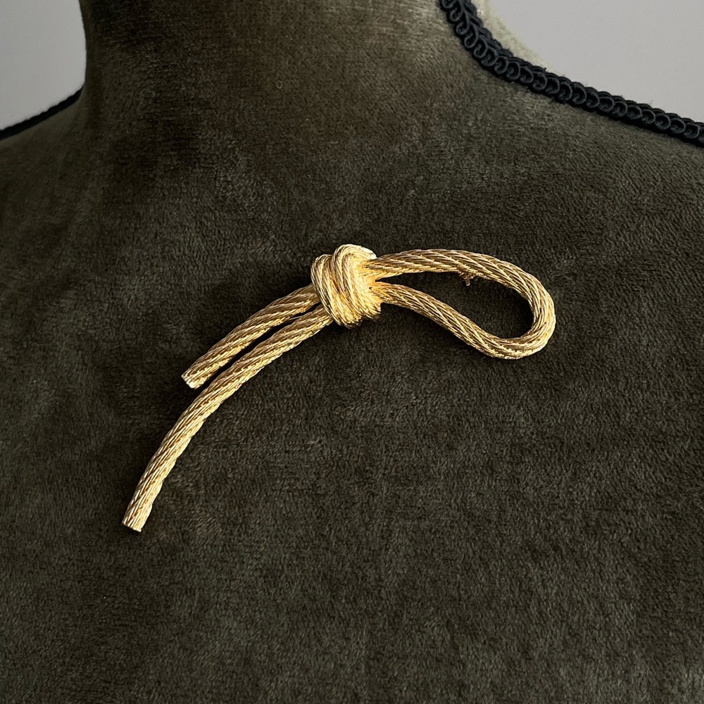 Vintage Christian Dior Long Single Knot Hollow Rope Braided Brush Gold Brooch - Picture 3 of 7